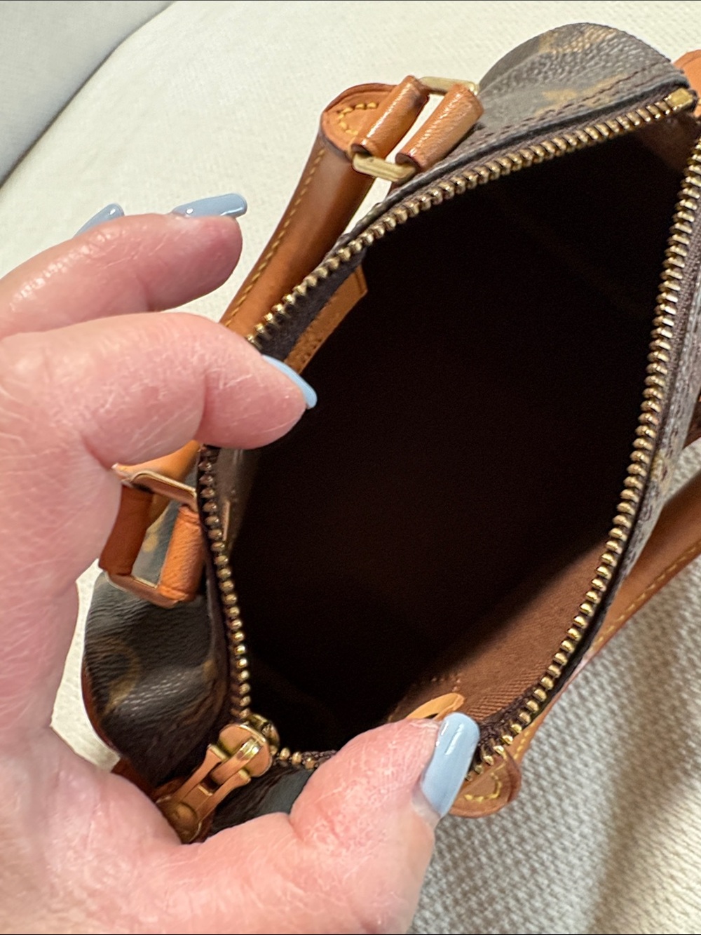 Authentic Louis Vuitton Mini Speedy
This is the mini, not the nano. 🤗
No strap - Picture 10 of 13